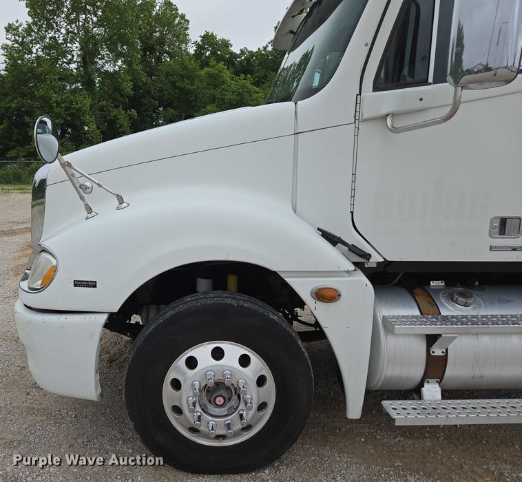 image for item ED2044 2007 Freightliner Columbia flatbed truck