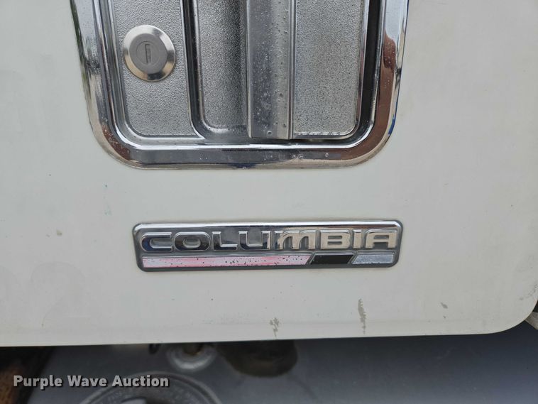 image for item ED2044 2007 Freightliner Columbia flatbed truck