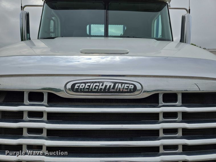 image for item ED2044 2007 Freightliner Columbia flatbed truck