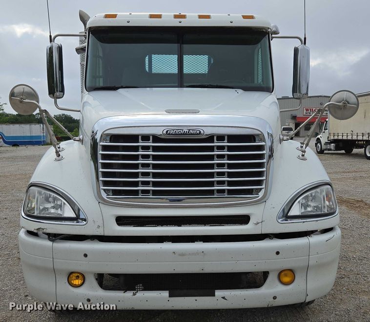 image for item ED2044 2007 Freightliner Columbia flatbed truck