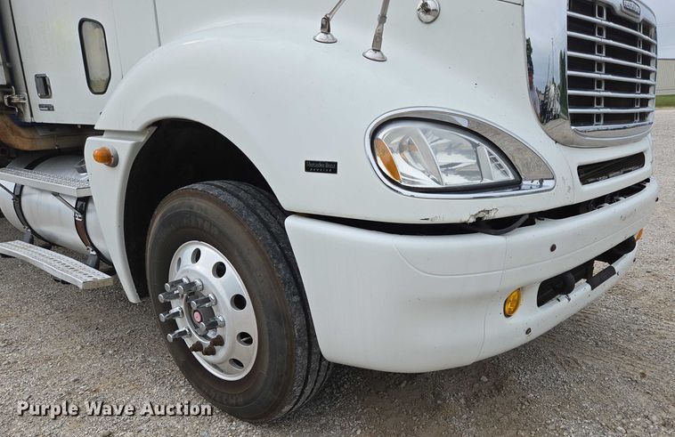 image for item ED2044 2007 Freightliner Columbia flatbed truck