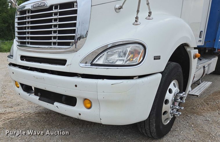 image for item ED2044 2007 Freightliner Columbia flatbed truck