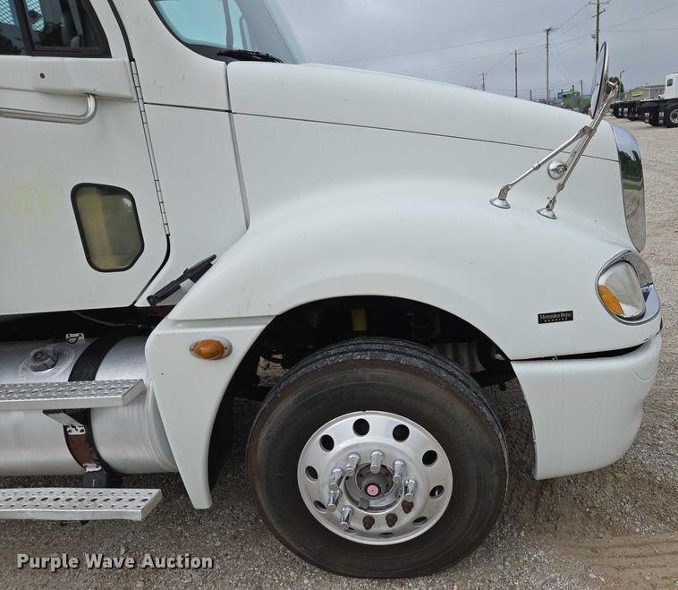 image for item ED2044 2007 Freightliner Columbia flatbed truck