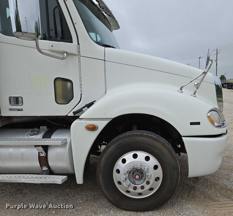 image for item ED2044 2007 Freightliner Columbia flatbed truck