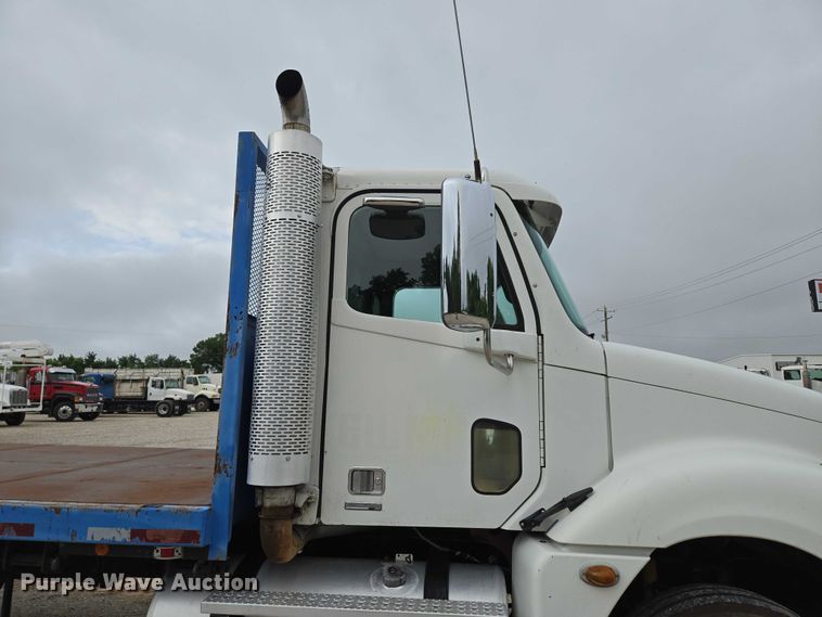 image for item ED2044 2007 Freightliner Columbia flatbed truck