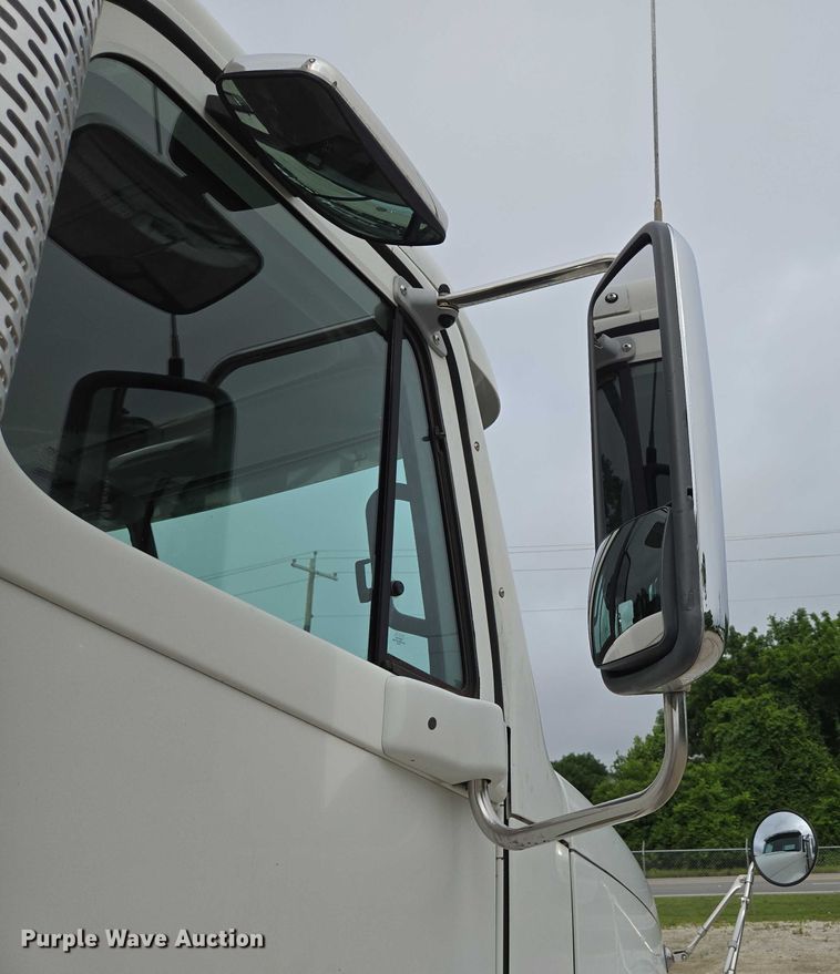 image for item ED2044 2007 Freightliner Columbia flatbed truck