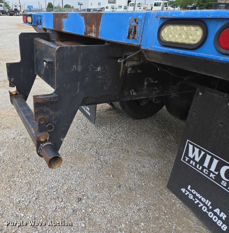 image for item ED2044 2007 Freightliner Columbia flatbed truck