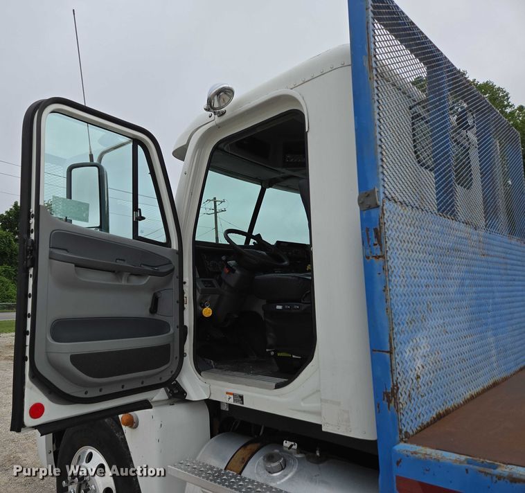 image for item ED2044 2007 Freightliner Columbia flatbed truck