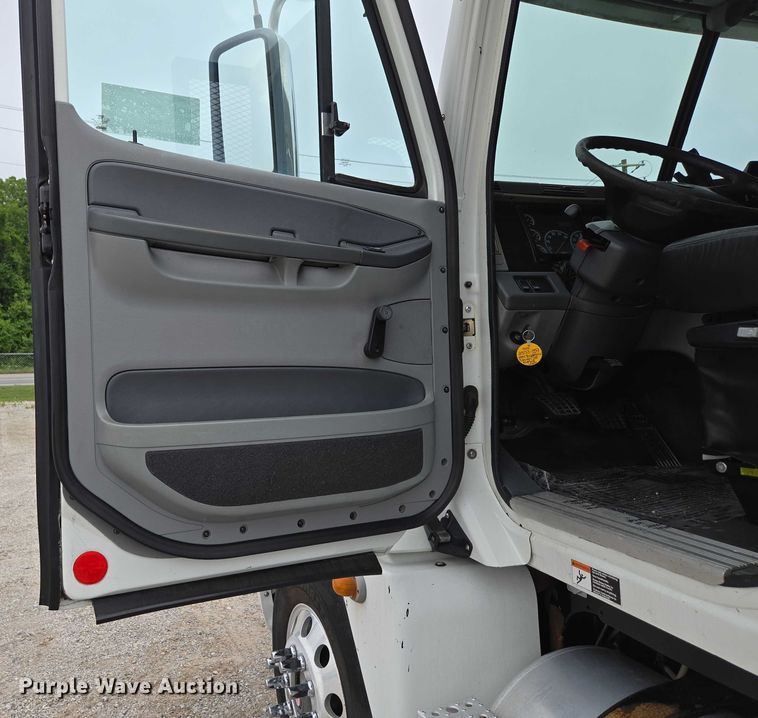 image for item ED2044 2007 Freightliner Columbia flatbed truck