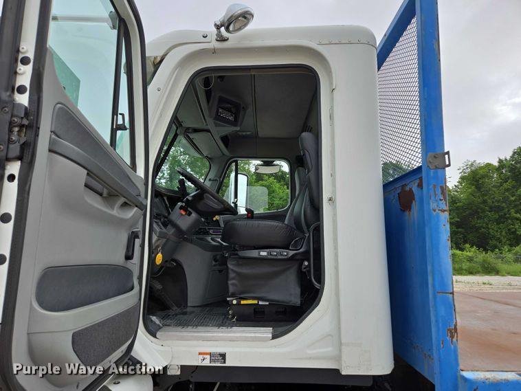 image for item ED2044 2007 Freightliner Columbia flatbed truck