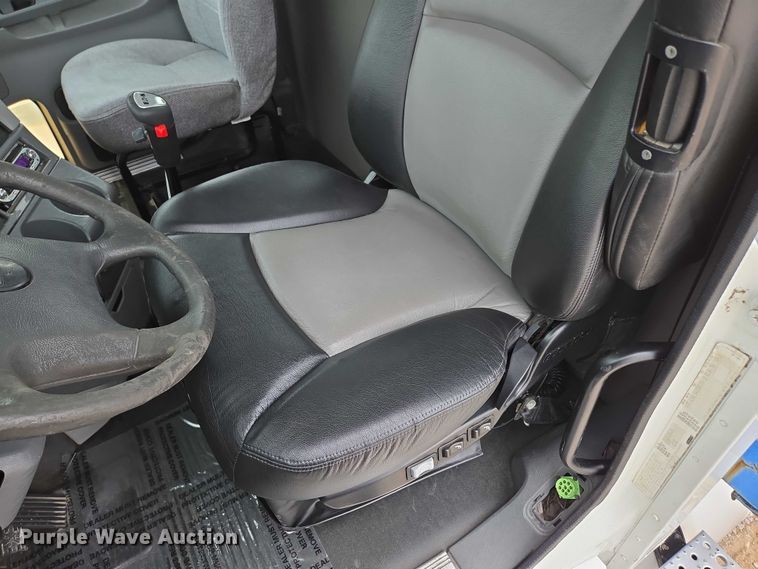 image for item ED2044 2007 Freightliner Columbia flatbed truck