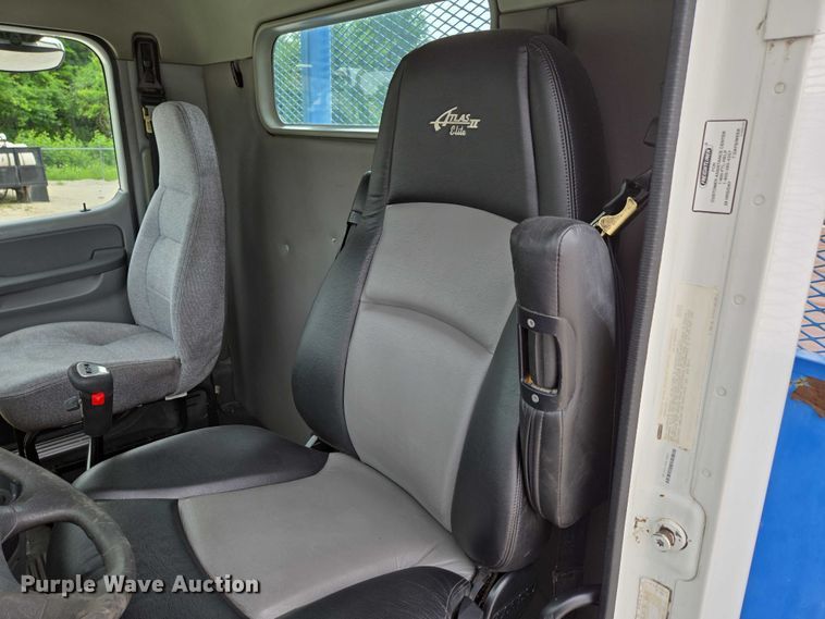 image for item ED2044 2007 Freightliner Columbia flatbed truck