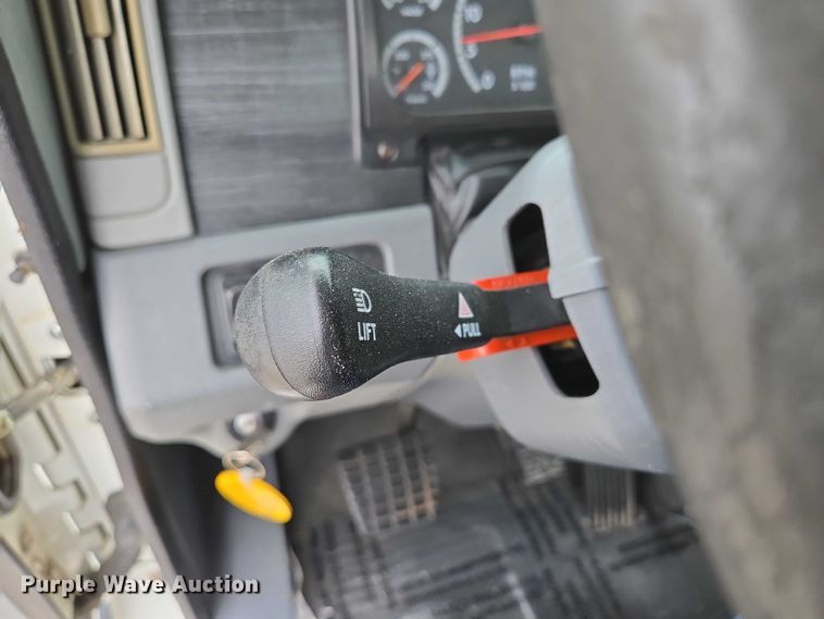 image for item ED2044 2007 Freightliner Columbia flatbed truck