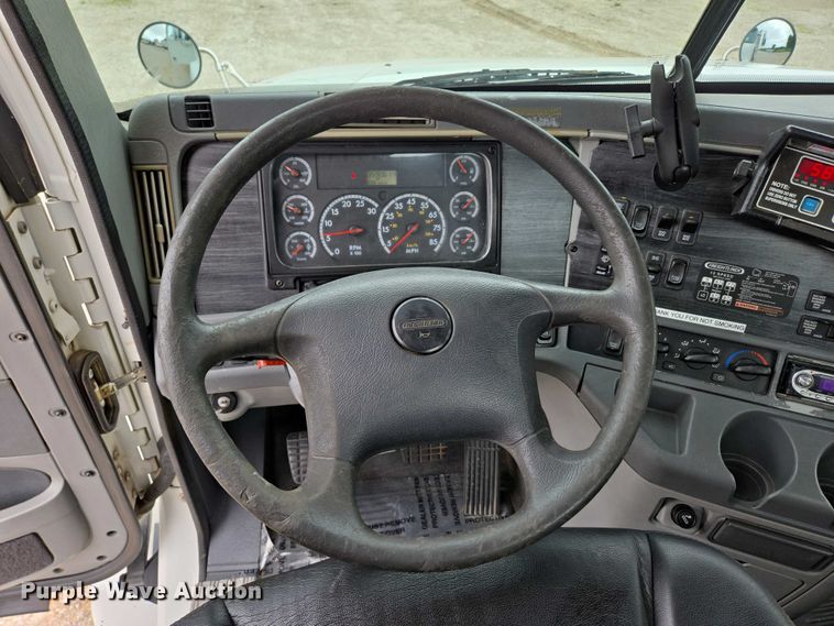 image for item ED2044 2007 Freightliner Columbia flatbed truck