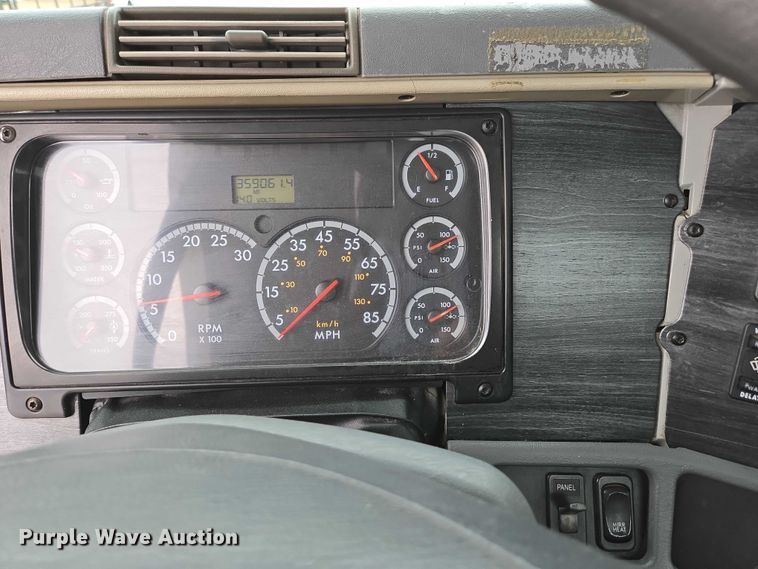 image for item ED2044 2007 Freightliner Columbia flatbed truck