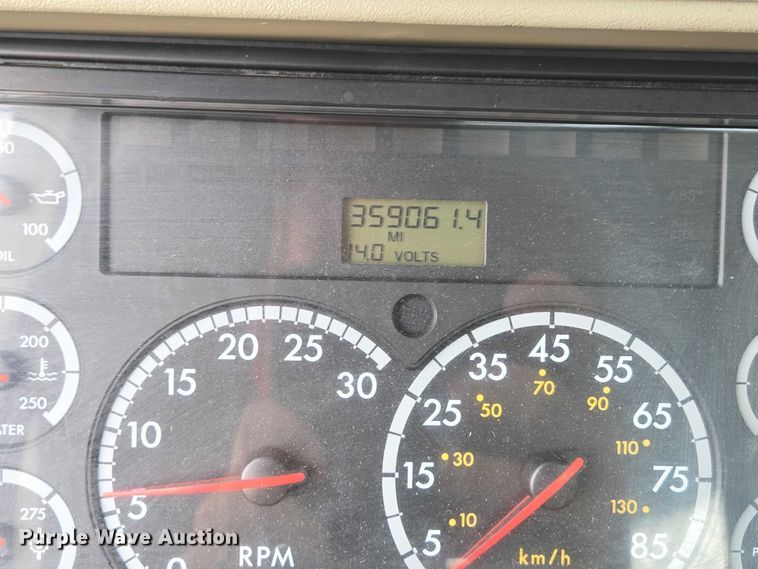 image for item ED2044 2007 Freightliner Columbia flatbed truck