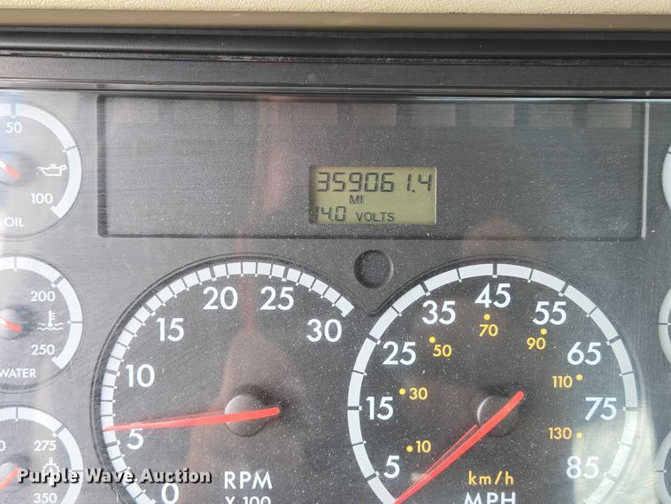 image for item ED2044 2007 Freightliner Columbia flatbed truck