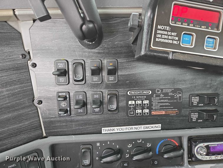 image for item ED2044 2007 Freightliner Columbia flatbed truck