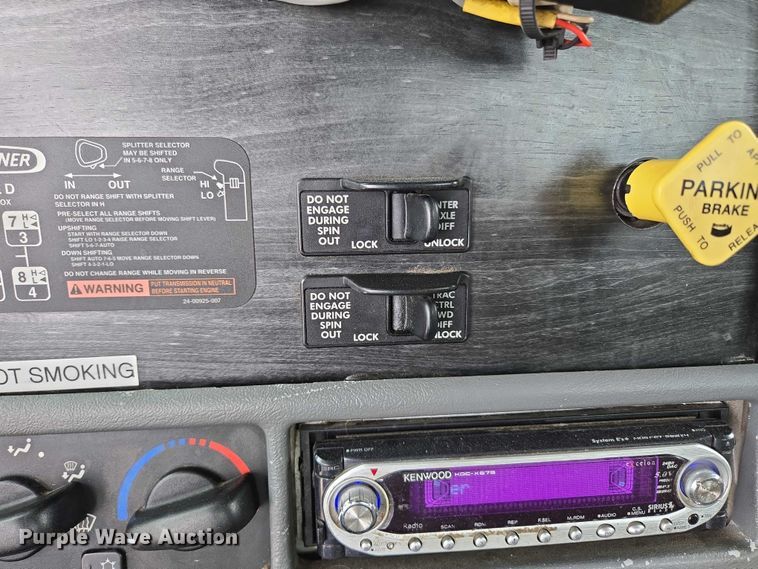 image for item ED2044 2007 Freightliner Columbia flatbed truck