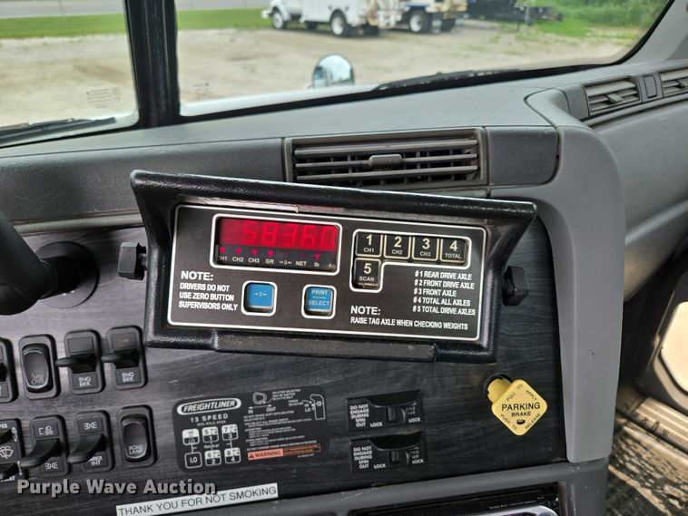 image for item ED2044 2007 Freightliner Columbia flatbed truck