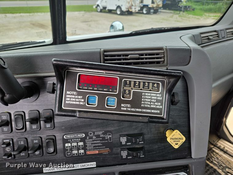 image for item ED2044 2007 Freightliner Columbia flatbed truck