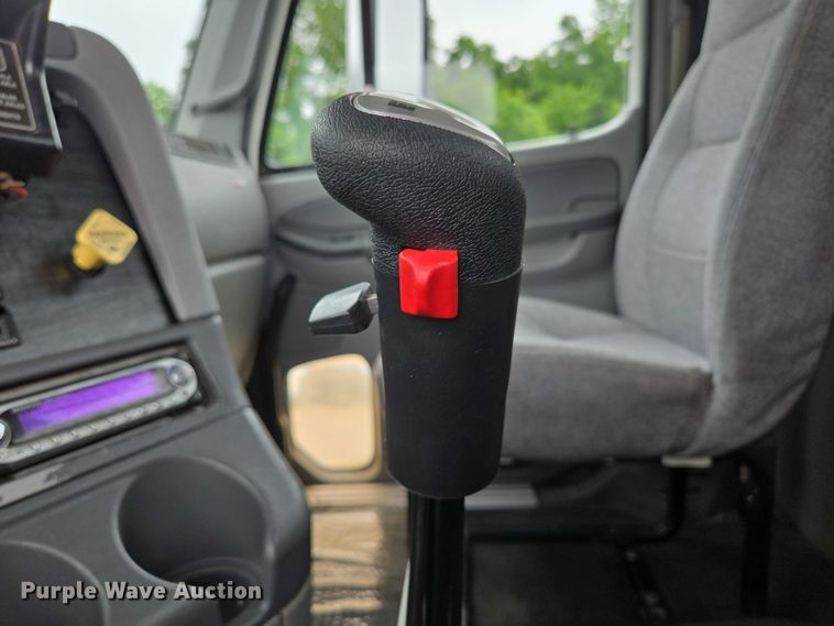 image for item ED2044 2007 Freightliner Columbia flatbed truck