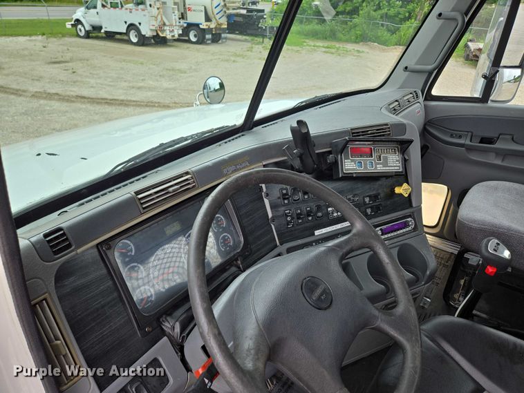 image for item ED2044 2007 Freightliner Columbia flatbed truck