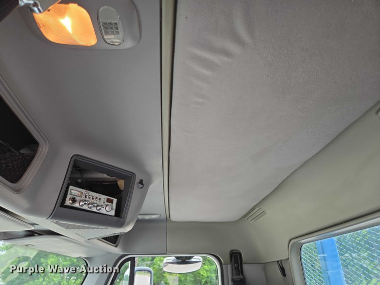 image for item ED2044 2007 Freightliner Columbia flatbed truck