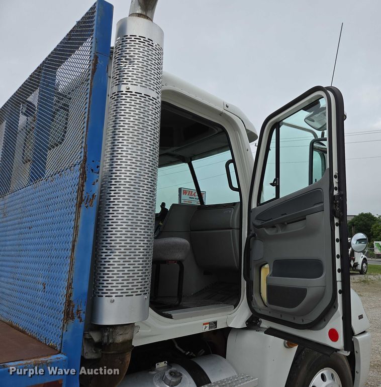 image for item ED2044 2007 Freightliner Columbia flatbed truck