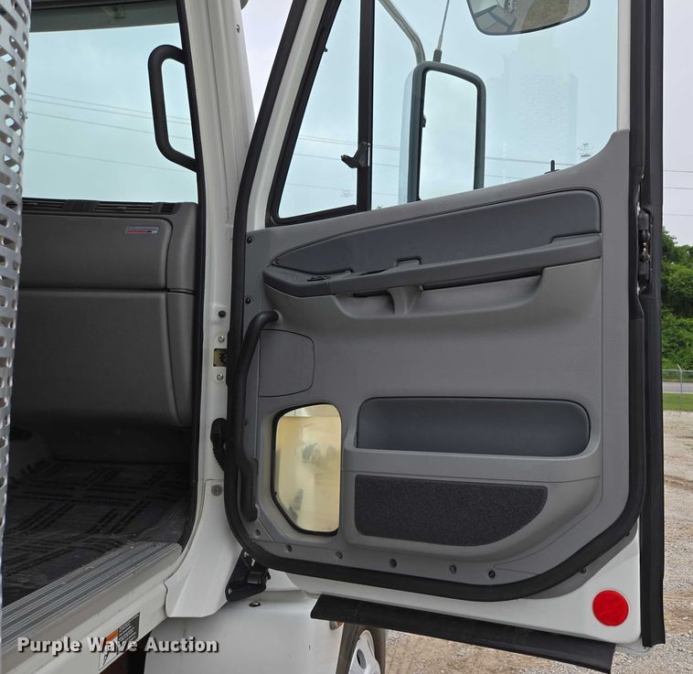 image for item ED2044 2007 Freightliner Columbia flatbed truck