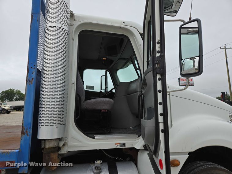 image for item ED2044 2007 Freightliner Columbia flatbed truck