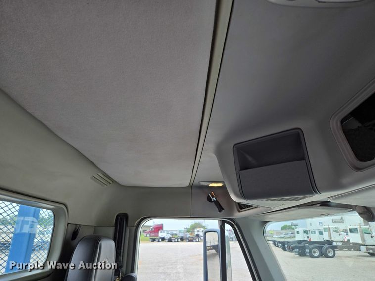 image for item ED2044 2007 Freightliner Columbia flatbed truck