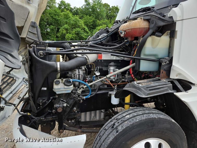 image for item ED2044 2007 Freightliner Columbia flatbed truck