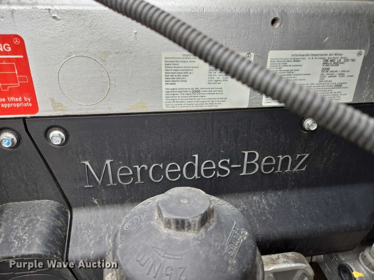 image for item ED2044 2007 Freightliner Columbia flatbed truck