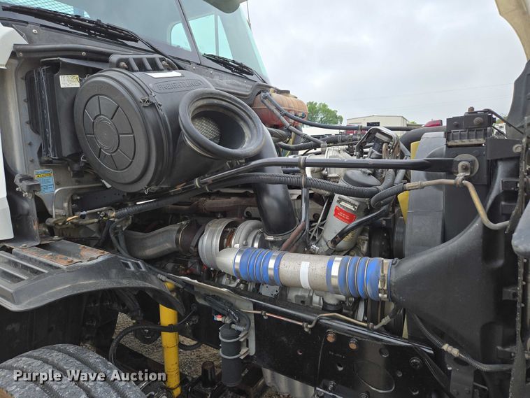 image for item ED2044 2007 Freightliner Columbia flatbed truck