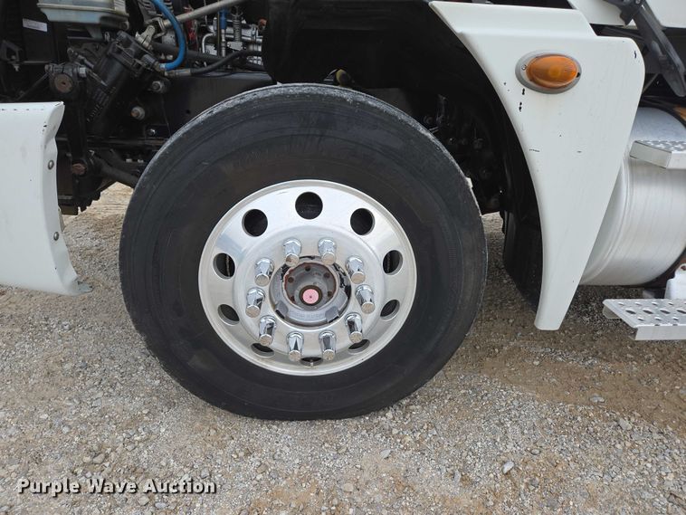 image for item ED2044 2007 Freightliner Columbia flatbed truck