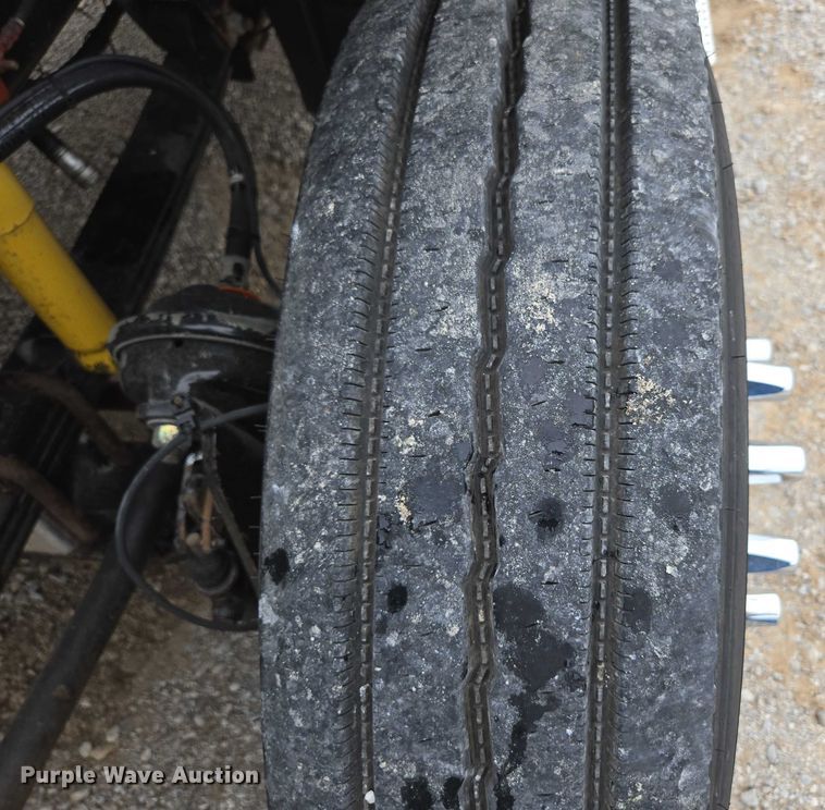 image for item ED2044 2007 Freightliner Columbia flatbed truck