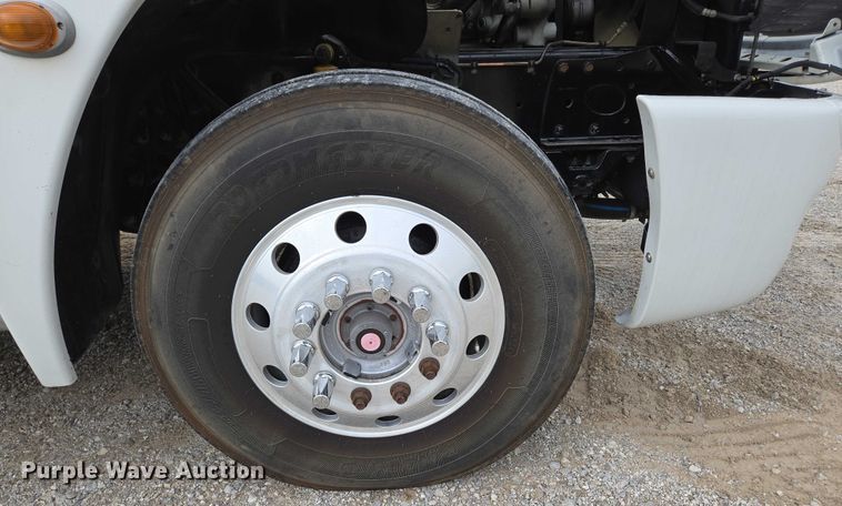 image for item ED2044 2007 Freightliner Columbia flatbed truck