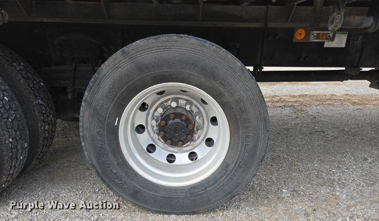 image for item ED2044 2007 Freightliner Columbia flatbed truck