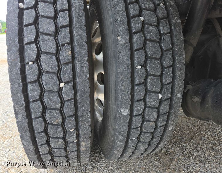 image for item ED2044 2007 Freightliner Columbia flatbed truck