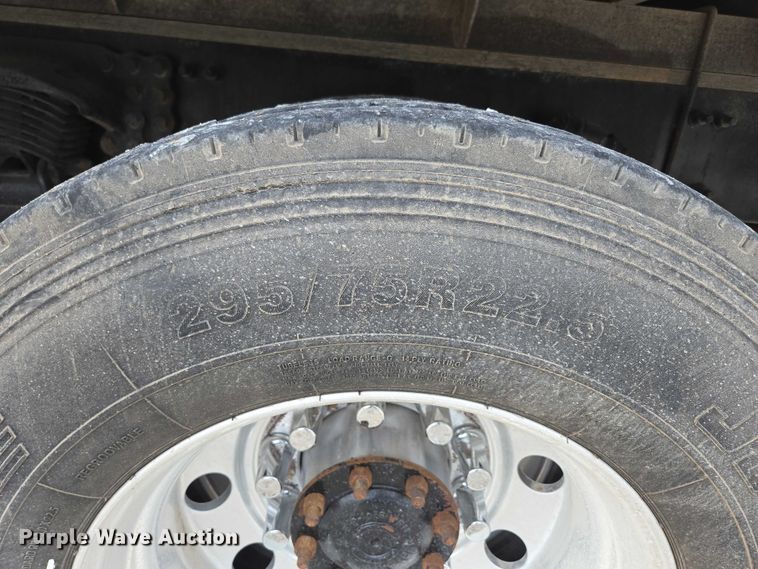 image for item ED2044 2007 Freightliner Columbia flatbed truck