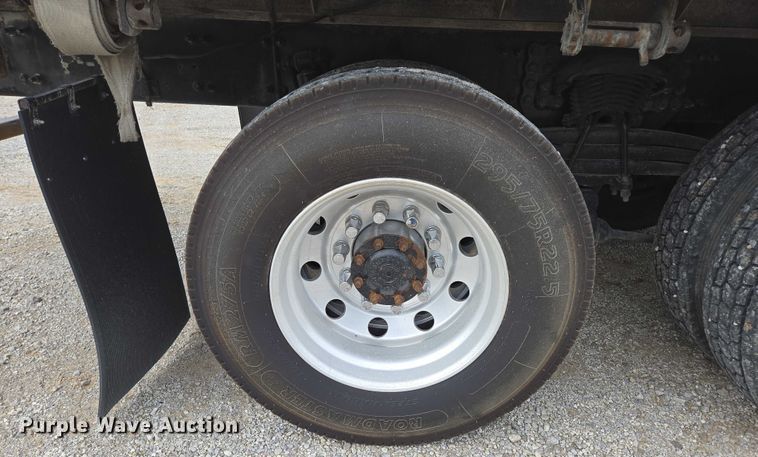 image for item ED2044 2007 Freightliner Columbia flatbed truck