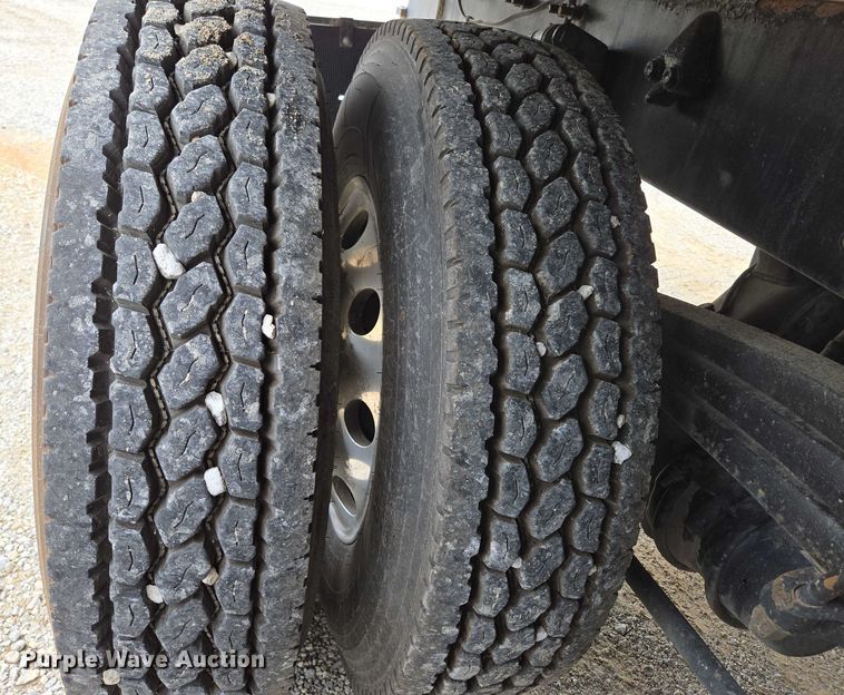 image for item ED2044 2007 Freightliner Columbia flatbed truck