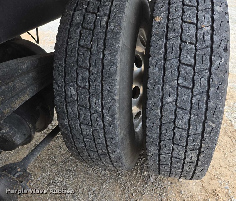 image for item ED2044 2007 Freightliner Columbia flatbed truck