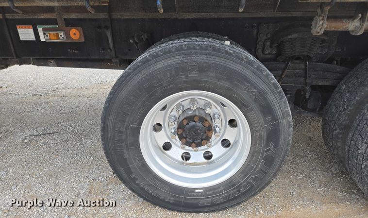 image for item ED2044 2007 Freightliner Columbia flatbed truck