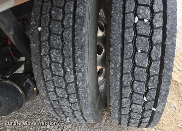 image for item ED2044 2007 Freightliner Columbia flatbed truck