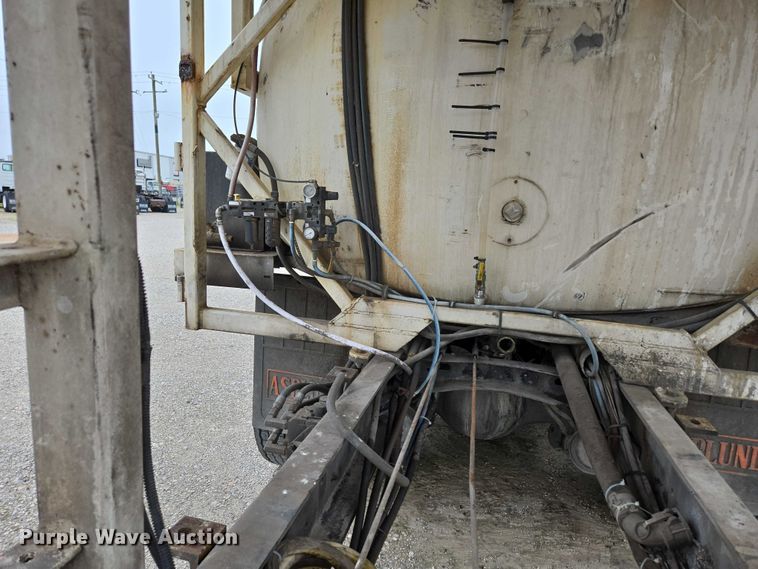 image for item ED2046 2007 Sterling L-Line tank truck