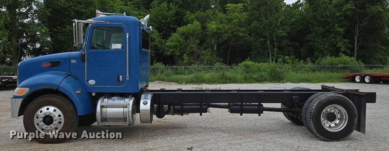 image for item ED2049 2013 Peterbilt 337 truck cab and chassis