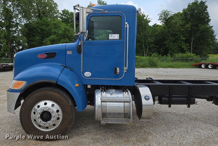 image for item ED2049 2013 Peterbilt 337 truck cab and chassis