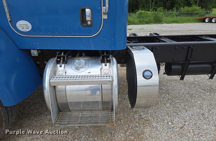 image for item ED2049 2013 Peterbilt 337 truck cab and chassis